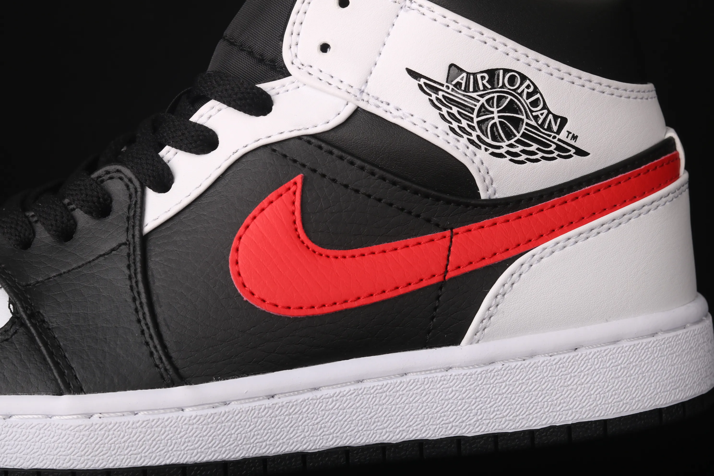All categories Air Jordan Jordan series basketball shoes Air Jordan 1 Mid Air Jordan 1 Mid AJ1 Joe 1 black and white red hook Zhongbang basketball shoes 554724-075
